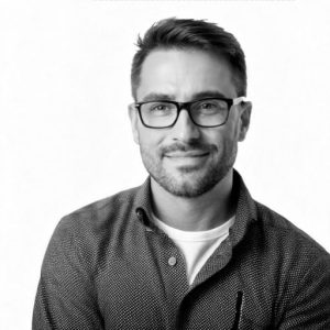 Firefly_portrait-homme-lunette-35-ans-ingénieur-informatique-fond-blanc-59317 Firefly_portrait-homme-lunette-35-ans-ingénieur-informatique-fond-blanc-59317